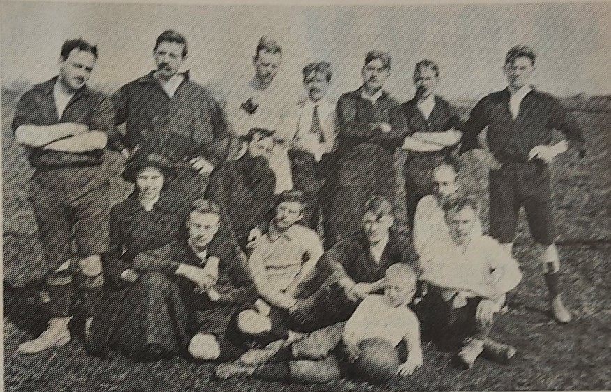 Omstreeks 1913: 1e elftal met voorzitter Maste (met baard) 